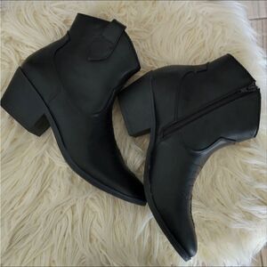 TRUE CRAFT Black Western the Winnie
Ankle Bootie size 8